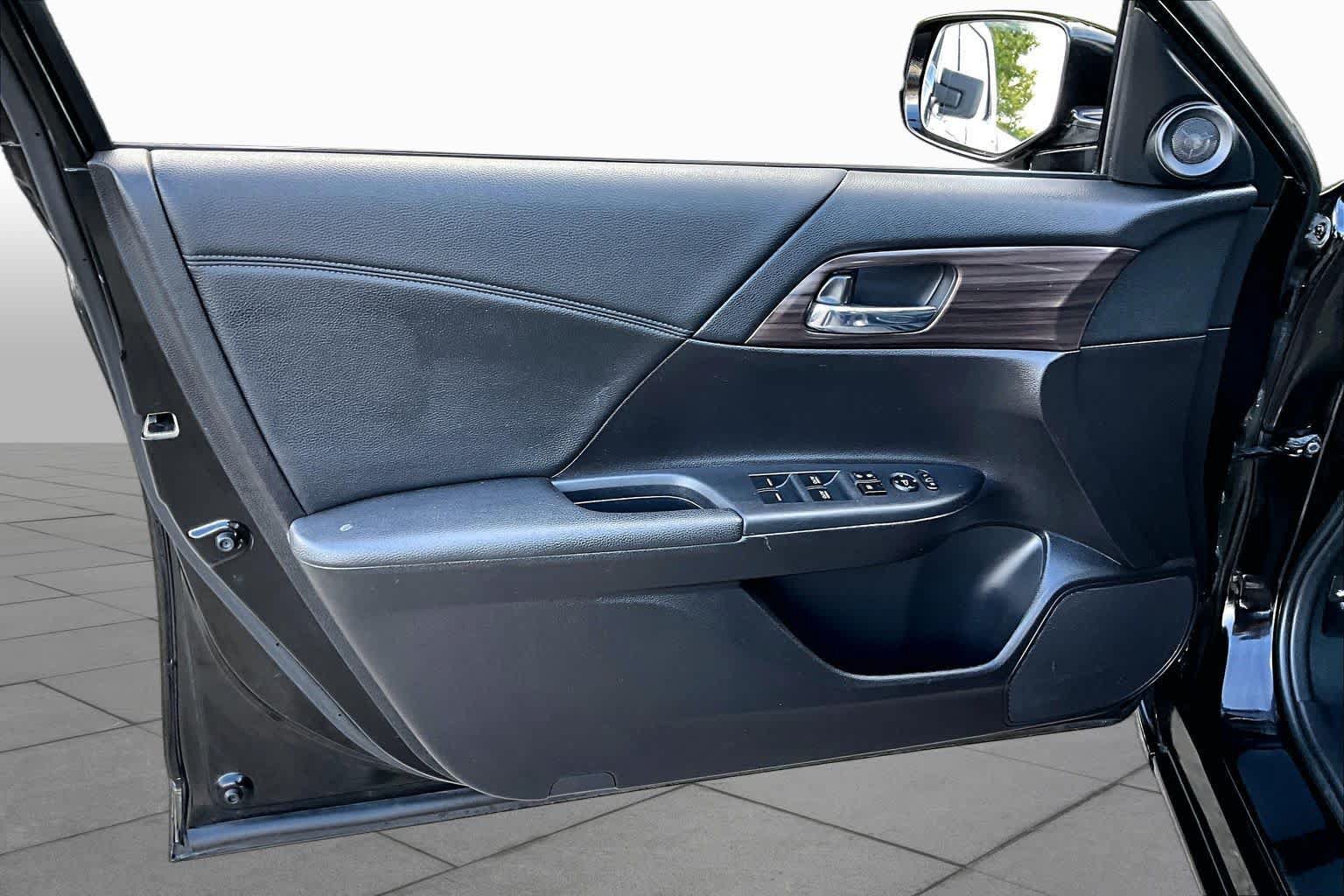 Used 2016 Honda Accord EX image 21
