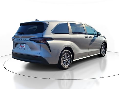 Used 2025 Toyota Sienna LE FWD image 4