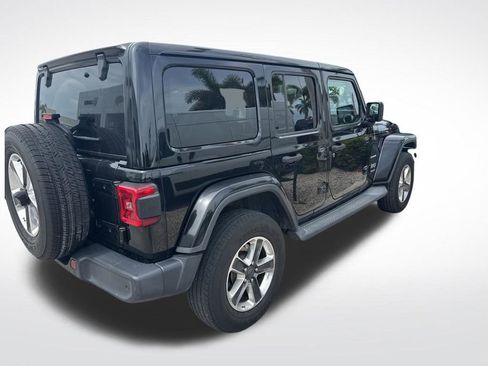 Used 2018 Jeep Wrangler Unlimited Sahara AWD/4WD image 4