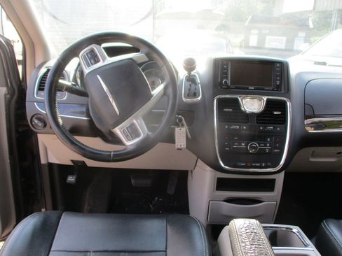 Used 2013 Chrysler Town & Country Touring image 14