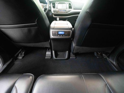 Used 2019 Toyota Highlander XLE AWD/4WD image 22