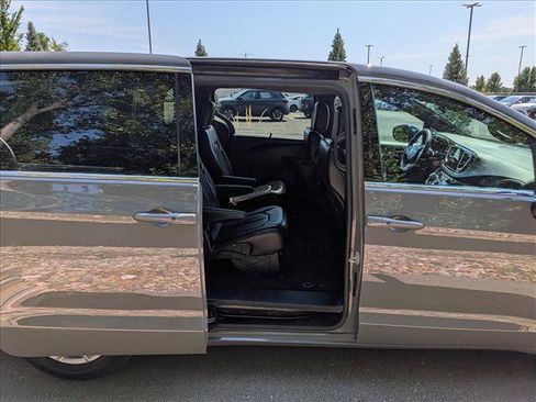 Used 2025 Chrysler Pacifica Select FWD image 13