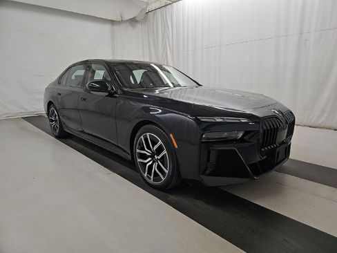 Used 2023 BMW 760i xDrive w/ Executive Package image 3