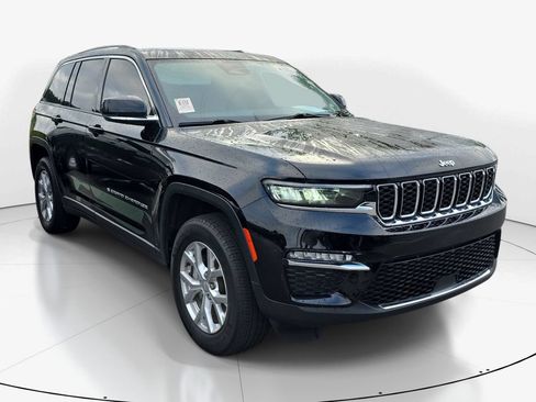 Used 2023 Jeep Grand Cherokee Limited w/ Trailer Tow Prep Group (B) AWD/4WD image 4