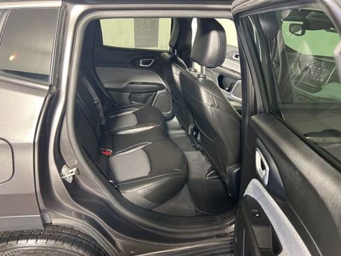 Used 2024 Jeep Compass Latitude image 27