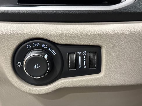 Used 2024 Chrysler Pacifica Touring-L FWD image 21