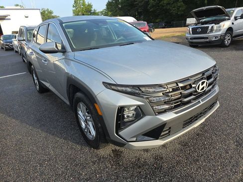 Used 2025 Hyundai Tucson SE FWD image 2