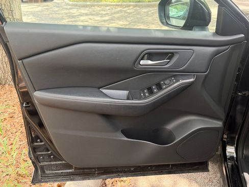 Used 2025 Nissan Rogue SV FWD image 18