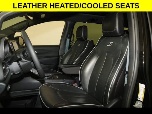 Used 2025 Chrysler Pacifica Limited FWD image 4