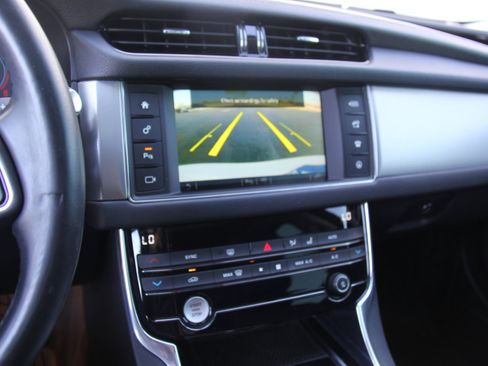 Used 2016 Jaguar XF Prestige image 20