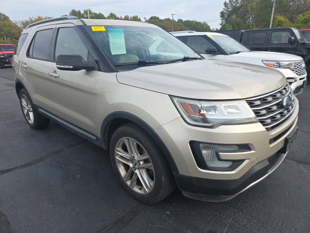 Used 2017 Ford Explorer XLT w/ Equipment Group 202A AWD/4WD image 3