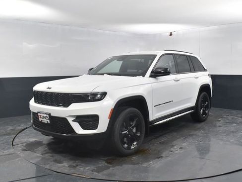 New 2025 Jeep Grand Cherokee Altitude w/ Trailer Tow Package AWD/4WD image 4