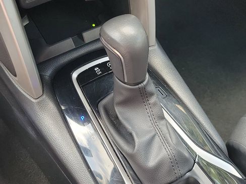Used 2024 Toyota Corolla Cross XLE FWD image 27