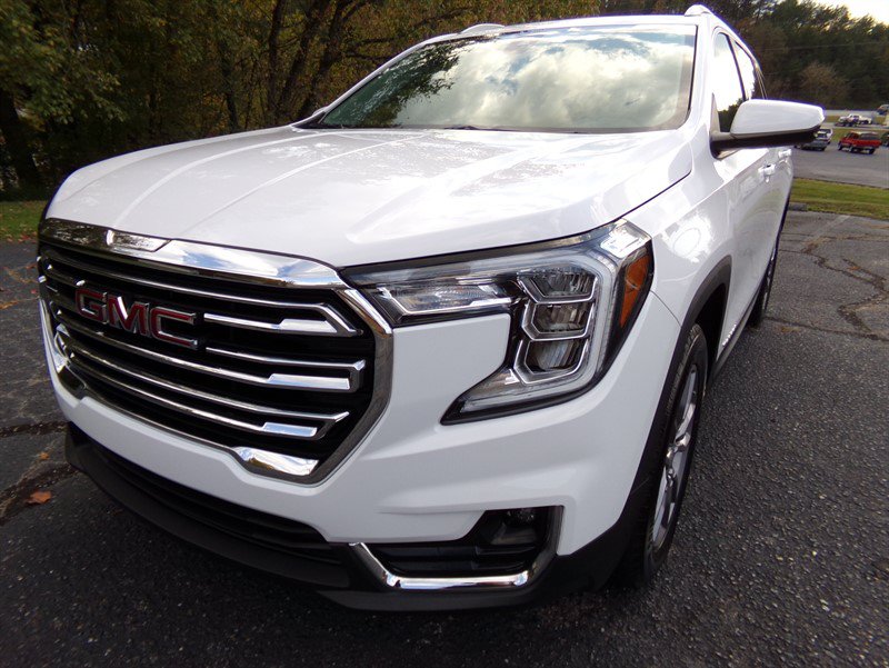 Used 2024 GMC Terrain SLT AWD/4WD image 2