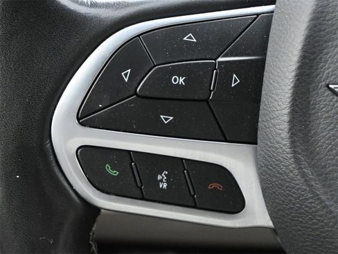 Used 2021 Chrysler Pacifica Touring-L image 7