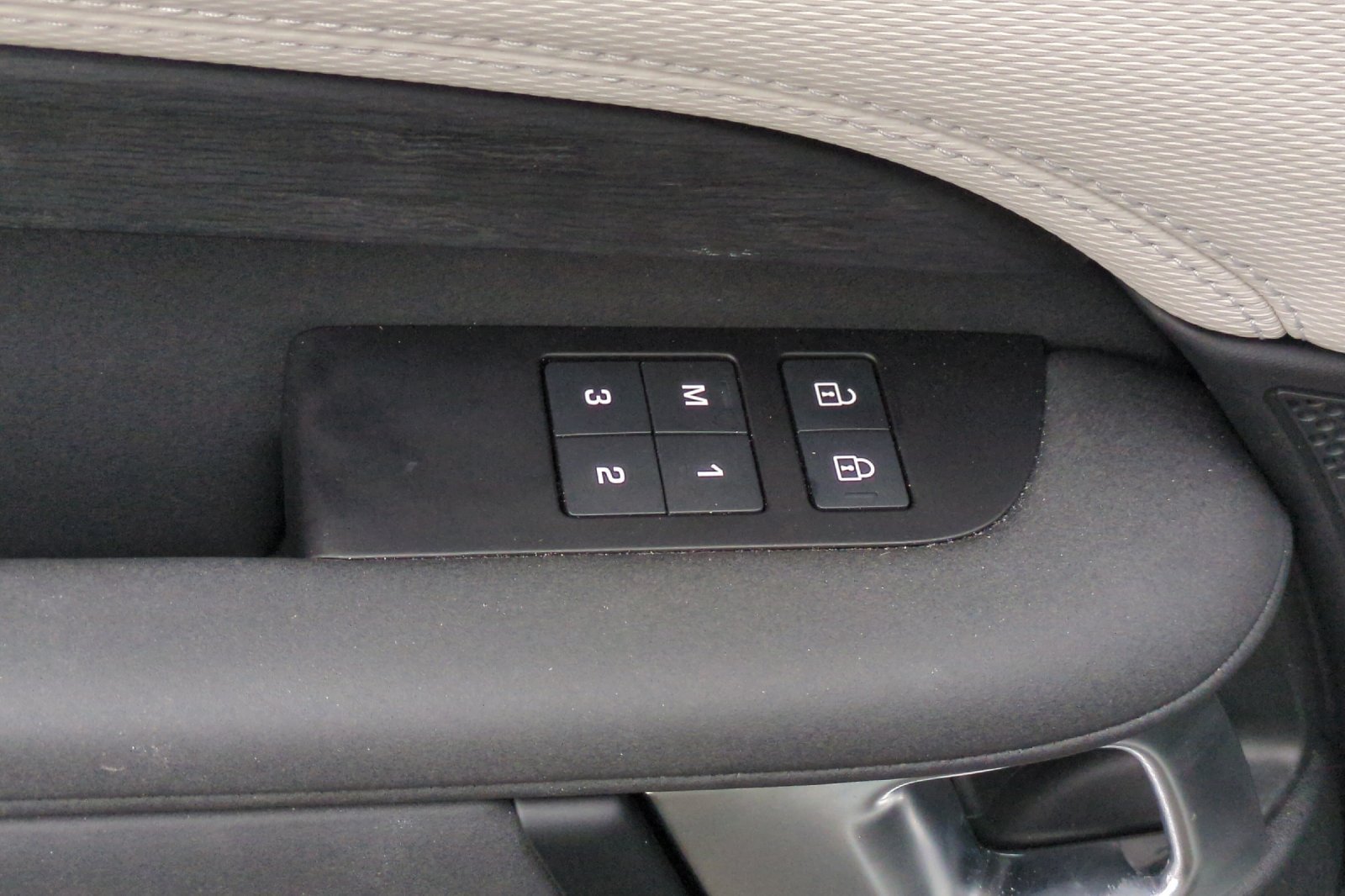 Used 2023 Land Rover Discovery HSE R-Dynamic AWD/4WD image 11
