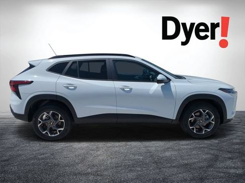 Certified 2025 Chevrolet Trax LT FWD image 2