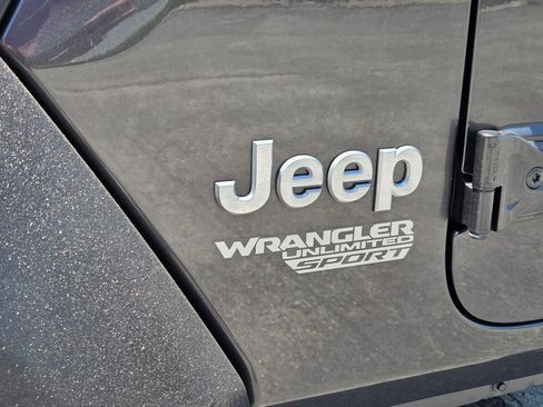 Used 2018 Jeep Wrangler Unlimited Sport S AWD/4WD image 10