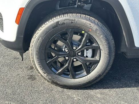 New 2025 Jeep Grand Cherokee Altitude image 11