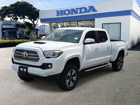 Used 2017 Toyota Tacoma TRD Sport w/ Tow Package RWD image 1