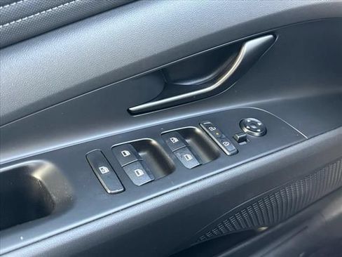 Certified 2025 Hyundai Elantra SEL FWD image 12