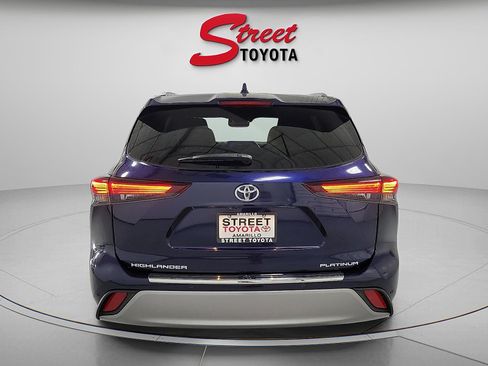 Certified 2024 Toyota Highlander Platinum FWD image 3