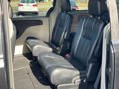 Used 2014 Chrysler Town & Country Touring-L w/ Driver Convenience Group image 11