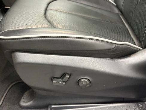 Used 2026 Chrysler Pacifica Limited FWD image 15