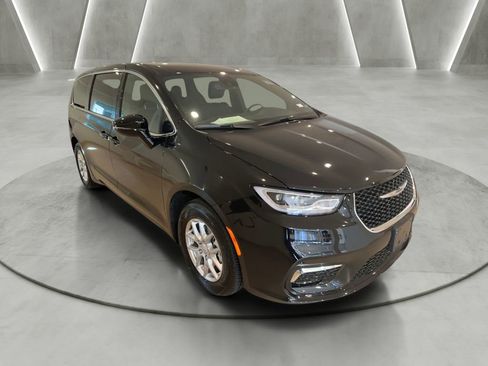 Used 2026 Chrysler Pacifica Select FWD image 6