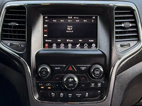 Used 2018 Jeep Grand Cherokee Laredo AWD/4WD image 24