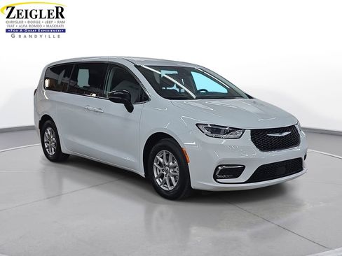 Certified 2024 Chrysler Pacifica Touring-L FWD image 3
