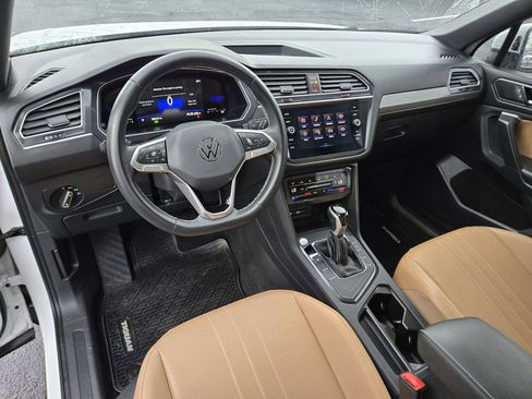 Used 2024 Volkswagen Tiguan SE image 13