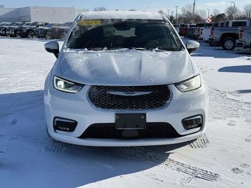 Used 2023 Chrysler Pacifica Touring-L image 3