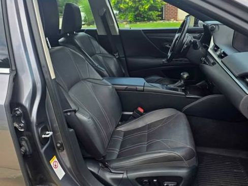 Used 2019 Lexus ES 300h w/ Accessory Package FWD image 10