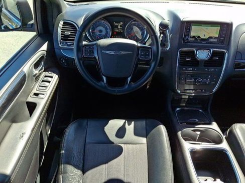 Used 2014 Chrysler Town & Country S image 17