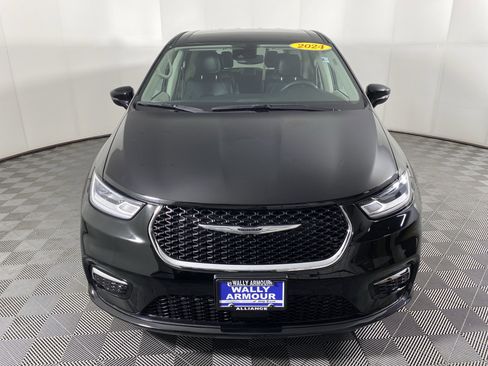 Used 2024 Chrysler Pacifica Touring-L image 11