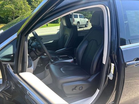 Used 2024 Chrysler Pacifica Touring-L FWD image 10