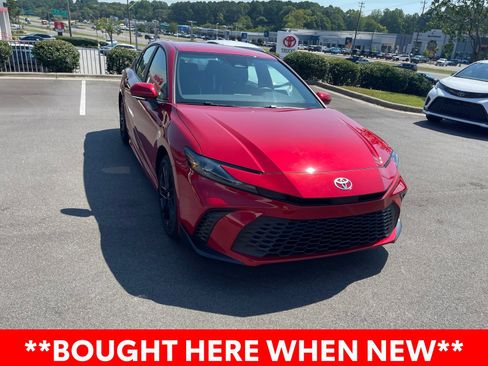 Used 2025 Toyota Camry SE w/ Convenience Package FWD image 3