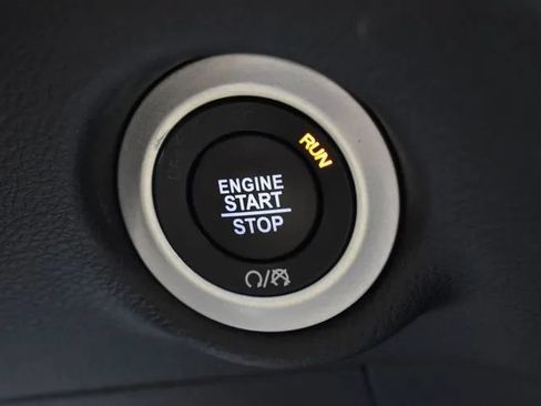 Used 2025 Chrysler Pacifica Select FWD image 29