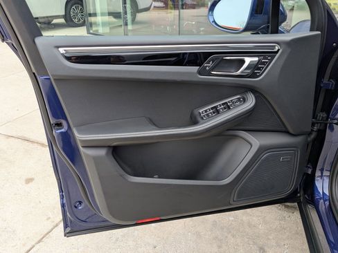 Certified 2025 Porsche Macan image 13