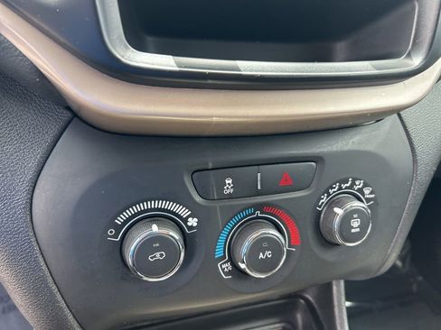 Used 2018 Jeep Cherokee Latitude image 36