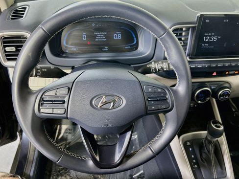 Used 2023 Hyundai Venue Limited image 11