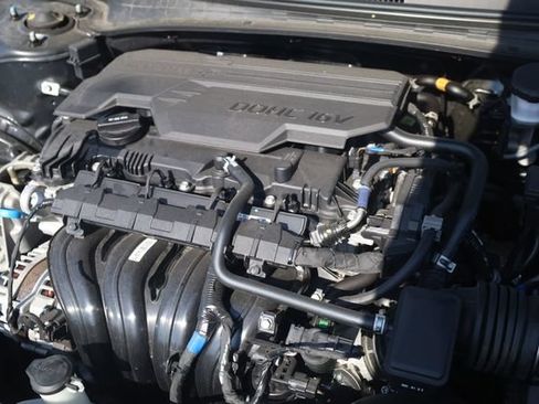 Certified 2025 Hyundai Elantra Limited FWD image 8
