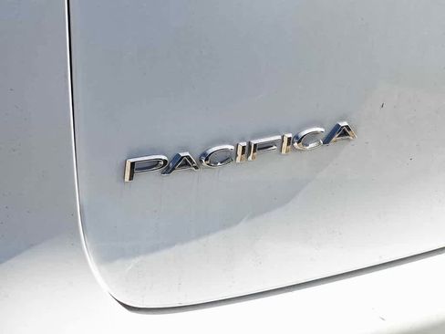 Certified 2023 Chrysler Pacifica Touring-L image 17