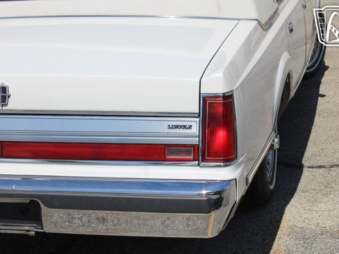 Used 1988 Lincoln Town Car Signature RWD image 28