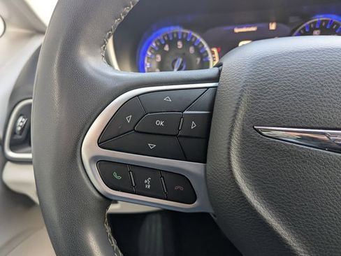 Used 2023 Chrysler Pacifica Touring-L FWD image 16