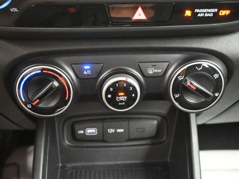 Used 2022 Hyundai Venue SE FWD image 14