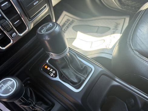Used 2019 Jeep Wrangler Unlimited Sahara w/ Quick Order Package 24M Moab AWD/4WD image 23