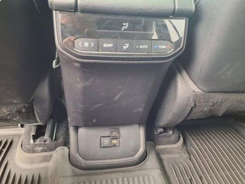 Used 2021 Toyota Highlander XLE image 11