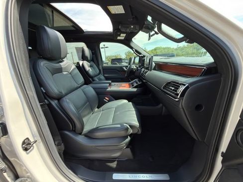 Used 2024 Lincoln Navigator Premiere AWD/4WD image 10
